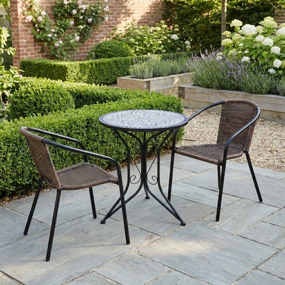 Summer Terrace Atlanta Round Bistro Table with 2 Springdale Chairs